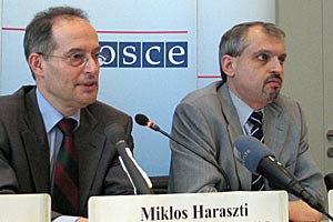 Miklos Haraszti (left), the OSCE Representative on Freedom of the Media, and his senior adviser Alexander Ivanko. (Photo OSCE/Mikhail Evstafiev)